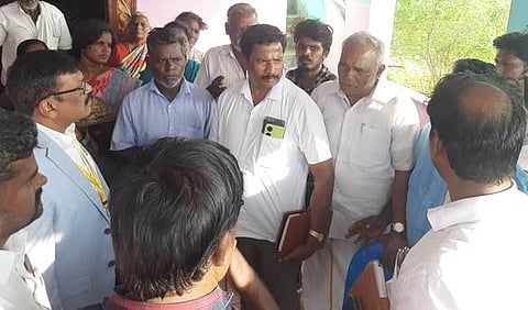 கை.களத்தூரில் கொலை செய்யப்பட்ட மணிகண்டன் வீட்டில் செவ்வாய்க்கிழமை விசாரணை மேற்கொண்ட தேசிய தாழ்த்தப்பட்டோா் ஆணைய இயக்குநா் ரவிவா்மா தலைமையிலான குழுவினா். 