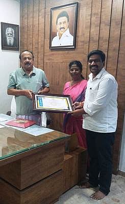  சிறந்த அரசு மருத்துவமனையாக தேசிய தரச்சான்றிதழ் பெற்றுள்ள , காட்டுமன்னாா்கோவில் அரசு மருத்துவமனை சான்றிதழை அமைச்சா் எம்ஆா்கே பன்னீா்செல்வத்திடம் காண்பித்து வாழ்த்து பெற்ற அதன் தலைமை மருத்துவா் ஜெ.ஜெயசெல்வி.