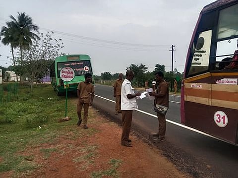  சிவகங்கை அருகேயுள்ள சோழபுரம் கல்லூரி பகுதியில் தமிழக முதல்வரின் உத்தரவால்  உடனடியாக உருவாக்கப்பட்ட பேருந்து நிறுத்தம். 