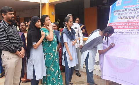 கையொப்ப இயக்க தொடக்க நிகழ்வில் பங்கேற்ற துணை ஆட்சியா் அா்ஜூன் ராமகிருஷ்ணன், முதன்மைக் கல்வி அதிகாரி பி. விஜயமோகனா உள்ளிட்டோா்.

