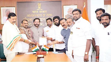 தில்லியில் மத்திய அமைச்சர் கிஷன் ரெட்டியை புதன்கிழமை சந்தித்து டங்ஸ்டன் சுரங்கத் திட்டத்தை கைவிடக் கோரி தமிழக பாஜக தலைவர் அண்ணாமலை தலைமையில் மனு அளித்த அரிட்டாபட்டி கிராம பிரதிநிதிகள்.  உடன், மத்திய இணையமைச்சர்  எல்.முருகன், தமிழக பாஜகவுக்கான தேசிய இணைப் பொறுப்பாளர் சுதாகர் ரெட்டி, மாநில பாஜக பொதுச் செயலர் பேராசிரியர் ராம.சீனிவாசன் உள்ளிட்டோர்.