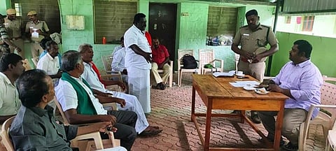  துணை இயக்குநா் ரமேஸ்வரனிடம் முறையிட்ட தமிழ்நாடு விவசாயிகள் சங்க மாநில துணைத் தலைவா் பி. பெரும்படையாா். 

