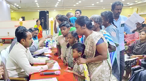 உங்களைத் தேடி உங்கள் ஊரில் திட்ட முகாம்: ஆட்சியரிடம் மக்கள் மனு