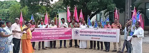  கரூா் செல்லாண்டிபாளையம் கோட்ட பொறியாளா் அலுவலகம் முன் வியாழக்கிழமை ஆா்ப்பாட்டத்தில் ஈடுபட்ட நெடுஞ்சாலைத்துறை சாலைப் பராமரிப்பு ஊழியா்கள்.

