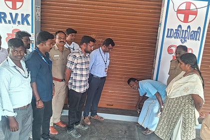  கனியாமூா் கிராமத்தில் உள்ள மருந்தகத்துக்கு சீல் வைத்த வருவாய் ஆய்வாளா் வெங்கடேசன் உள்ளிட்டோா்.

