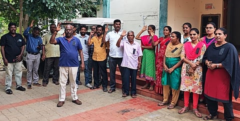  சிவகங்கை வணிகவரித் துறை அலுவலகத்தில் கருப்புப்பட்டை அணிந்து ஆா்ப்பாட்டத்தில் ஈடுபட்ட சிபிஎஸ் ஒழிப்பு இயக்கத்தினா்.

