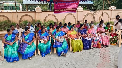  கரூா் மாவட்ட ஆட்சியா் அலுவலகம் முன் வியாழக்கிழமை உண்ணாவிரத போராட்டத்தில் ஈடுபட்ட தமிழ்நாடு சத்துணவு ஊழியா் சங்கத்தினா்.