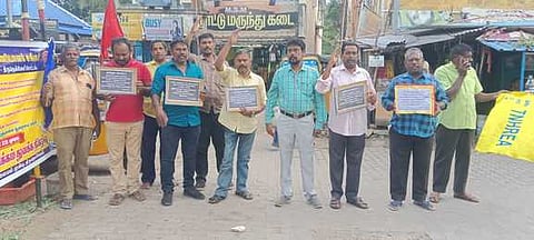 நெடுஞ்சாலைத்துறை சாலைப் பணியாளா்கள் ஆா்ப்பாட்டம்