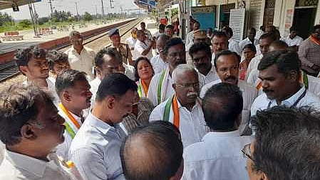 பணகுடி, வள்ளியூா், நான்குனேரி ரயில் நிலையங்களில் எம்.பி.ஆய்வு