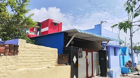 மங்களூர் வங்கிக்கொள்ளை வழக்கில் தொடர்புடைய திருநெல்வேலி மாவட்டம், களக்காடு அருகேயுள்ள பத்மனேரியில் மங்களூரு தனிப்படை போலீஸார் நடத்திய சோதனையில் தங்க நகைகள்  பணம் பறிமுதல் செய்யப்பட்ட  கொள்ளையன் முருகாண்டி வீடு.