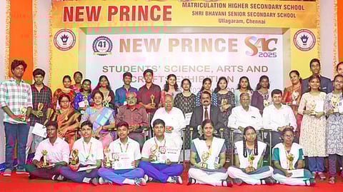 கண்காட்சி...

சென்னையை அடுத்த உள்ளகரம் நியூ பிரின்ஸ் மெட்ரிக் மேல்நிலைப்பள்ளி மற்றும் நியூ பிரின்ஸ் ஸ்ரீ பவானி சீனியா் செகண்டரி பள்ளி மாணவா்களின் 2 நாள்கள் உள்ளடங்கிய அறிவியல் கண்காட்சியில் சான்றிதழ்கள் பெற்ற மாணவ, மாணவிகளுடன் நியூ பிரின்ஸ் கல்விக்