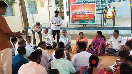 ஏகனாபுரம்  ஊராட்சியில்  நடைபெற்ற  கிராம  சபைக் கூட்டத்தில்  பங்கேற்றோா்.