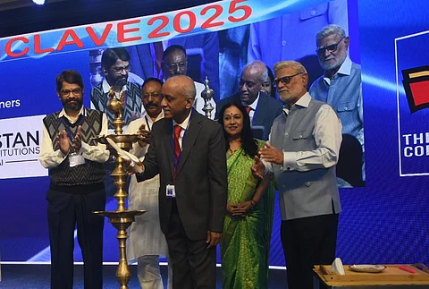 குத்துவிளக்கு ஏற்றி கருத்தரங்கை தொடங்கிவைத்த தேசிய மனித உரிமைகள் ஆணையத்தின் தலைவரும், உச்சநீதிமன்ற ஓய்வு பெற்ற நீதிபதியுமான வெ. ராமசுப்பிரமணியன். 