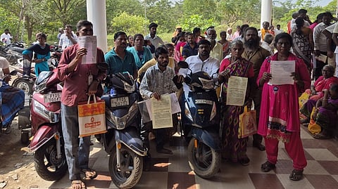 கடலூா் ஆட்சியா் அலுவலகத்தில் மனு அளிக்க வந்த மாற்றுத் திறனாளிகள்.