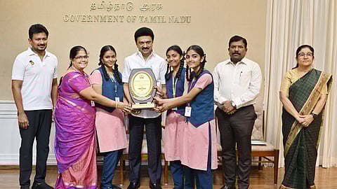 கலை நிகழ்ச்சியில் முதலிடம் பெற்ற மாணவிகளுக்கு முதல்வர் ஸ்டாலின் கேடயம் வழங்கினார்.