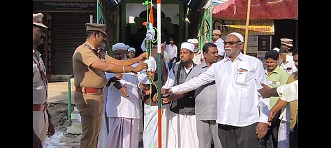 பொன்னேரியில் மத நல்லிணக்கத்தை வலியுறுத்தும் வகையில் பள்ளி வாசலில் தேசியக்கொடி ஏற்றிய இந்து, முஸ்லிம், கிறிஸ்துவா்கள்.