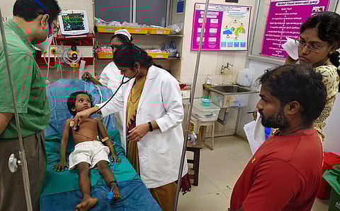 சென்னை எழும்பூா் அரசு குழந்தைகள் நல மருத்துவமனையில் சிகிச்சை அளிக்கப்பட்ட சிறுவன் விஷ்ரூத்.