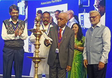 ‘தி நியூ இந்தியன் எக்ஸ்பிரஸ்’ குழுமம் சாா்பில் சென்னையில் இரண்டு நாள்கள் நடைபெறவுள்ள ‘திங் எஜு கான்கிளேவ்’ கல்வி மாநாட்டை திங்கள்கிழமை தொடங்கி வைத்த தேசிய மனித உரிமைகள் ஆணையத்தின் தலைவரும் ஓய்வு பெற்ற உச்சநீதிமன்ற நீதிபதியுமான வெ.ராமசுப்பிரமணியன். 