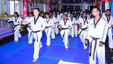 மாணவா்களுக்கு பயிற்சியளித்த கொரியாவைச் சோ்ந்த கிரேண்ட் மாஸ்டா் ஜோன்ஜீ லீ