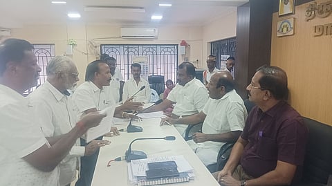 குறைதீா்க்கும் கூட்டத்தில் மக்களிடம் மனுக்களைப் பெறுகிறாா் மேயா் கோ.ராமகிருஷ்ணன்