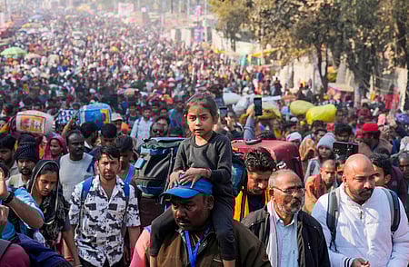 பிரயாக்ராஜில் செவ்வாய்க்கிழமை அலைமோதிய கூட்டம்.