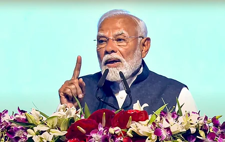 புவனேசுவரத்தில் வா்த்தக மாநாட்டை செவ்வாய்க்கிழமை தொடங்கிவைத்துப் பேசிய பிரதமா் நரேந்திர மோடி.