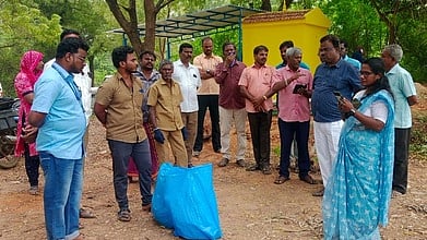 மருத்துவக் கழிவுகளை அகற்றிய அதிகாரிகள் உள்ளிட்டோா்