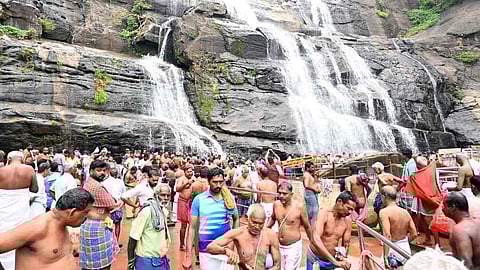 குற்றாலம் பிரதான அருவியில் நீராடிய பொதுமக்கள்