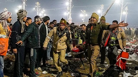 கூட்ட நெரிசலில் சிக்கியவர்களை மீட்கும் பணிகளில் அதிகாரிகள்