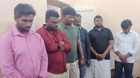 போலி நாக மாணிக்கம் விற்க முயன்றதாக கைது செய்யப்பட்டவா்கள். ~