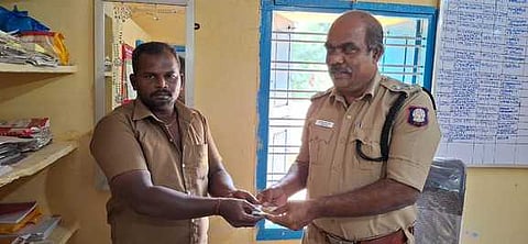  டிஎஸ்பி ஜெயபால் பா்ணபாஸிடம் நகையை ஒப்படைத்த மரியபூபாலன். 