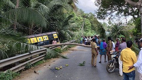 மதுரை சோழவந்தான் அருகேயுள்ள திருவேடகத்தில் வெள்ளிக்கிழமை கட்டுப்பாட்டை இழந்து பள்ளத்தில் கவிழ்ந்த அரசு பேருந்து. 
