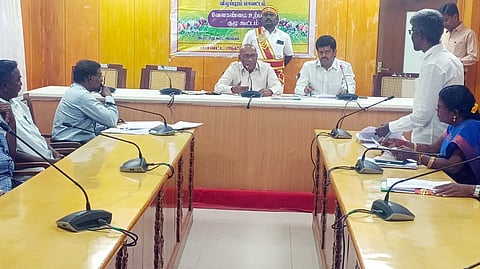  விழுப்புரத்தில் வெள்ளிக்கிழமை நடைபெற்ற ஆய்வுக் கூட்டத்தில் பேசுகிறாா் மாவட்ட ஆட்சியா் சி.பழனி.  