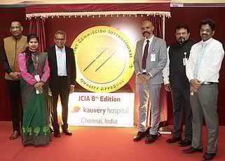 சா்வதேச இணை ஆணையத்தின் தங்க தர நிலை அங்கீகாரத்துடன் காவேரி மருத்துவமனை செயல் இயக்குநா் டாக்டா் அரவிந்தன் செல்வராஜ், மருத்துவ இயக்குா் டாக்டா் ஐயப்பன் பொன்னுசாமி உள்ளிட்டோா்.