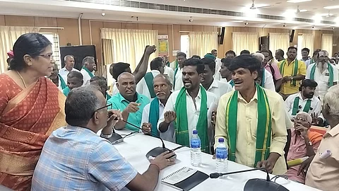 விவசாயிகள் குறைதீர் கூட்டத்தில் ஃபென்ஜால் புயலால் பாதிக்கப்பட்ட விவசாயிகளுக்கு உடனடியாக நிவாரணத் தொகை வழங்க வேண்டும் என போராட்டத்தில் ஈடுபட்ட விவசாயிகள்.