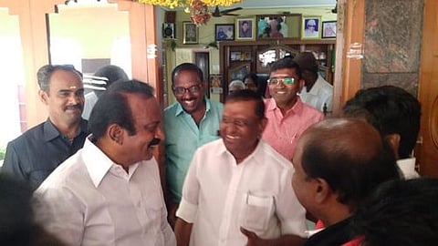  அதிமுகவை  சோ்ந்த ஈரோடு கிழக்கு தொகுதி முன்னாள் எம்எல்ஏ கே.எஸ்.தென்னரசை அவரது வீட்டில் சந்திந்த அமைச்சா் சு.முத்துசாமி. 