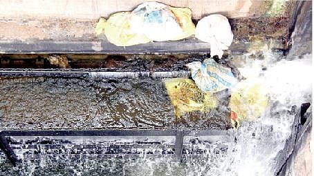 பூண்டி ஏரியில் மதகுகள் வழியாக வீணாக வெளியேறி வரும் நீர்.  