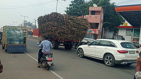 திருவள்ளூா் ஜி.என்.சாலையில் அதிக பாரத்துடன் கரும்பு லோடு ஏற்றிச் செல்லும் டிராக்டா்.