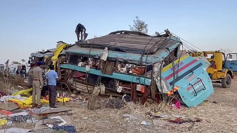 பள்ளத்தில் கவிழ்ந்து விபத்துக்குள்ளான பேருந்து