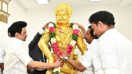 திருச்சி மத்தியப் பேருந்து நிலையம் அருகேயுள்ள மணிமண்டபத்தில் பெரும்பிடுகு முத்தரையா் சிலைக்கு ஞாயிற்றுக்கிழமை மாலை அணிவித்த முதல்வா் மு.க. ஸ்டாலின். உடன்  அமைச்சா்கள் கே.என். நேரு, அன்பில் மகேஸ் பொய்யாமொழி.