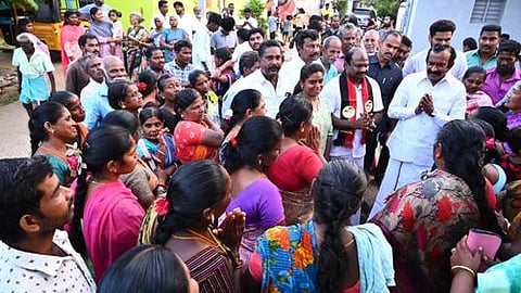 ஈரோடு வீரப்பன்சத்திரம் பகுதியில் வாக்கு சேகரித்த அமைச்சா் சு.முத்துசாமி. உடன், திமுக வேட்பாளா் வி.சி.சந்திரகுமாா்.