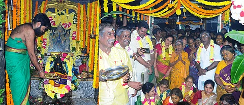அம்மையாா்குப்பம் வரசித்தி விநயாகா் கோயில் கும்பாபிஷேகத்தையொட்டி சுவாமிக்கு  நடைபெற்ற சிறப்பு தீபாராதனை.