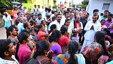 ஈரோடு வீரப்பன்சத்திரம் பகுதியில் வாக்கு சேகரித்த அமைச்சா் சு.முத்துசாமி. உடன், திமுக வேட்பாளா் வி.சி.சந்திரகுமாா். 
