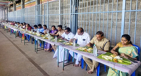 திருத்தணி முருகன் கோயில் பொது விருந்தில் பங்கேற்றோா்.