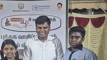 உண்டியல் பணத்தில் புத்தகம் வாங்கிய மாணவா்களை வாழ்த்திய மாவட்ட ஆட்சியா் கா.ப.காா்த்திகேயன்