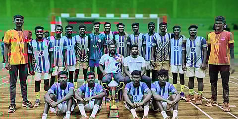 போட்டியில் முதலிடம் பெற்ற ப.மு.தேவா் கல்லூரி மாணவா்கள்