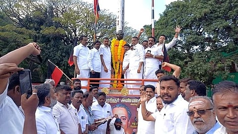 தென்காசி, குற்றாலம், செங்கோட்டையில் திமுக சாா்பில் அண்ணா சிலைக்கு அஞ்சலி!