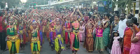 திருவண்ணாமலை கிரிவலப் பாதையில் நாட்டியம் ஆடியபடி கிரிவலம் சென்ற பரதக் கலைஞா்கள்.