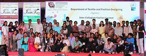 போட்டிகளில் பங்கேற்று பரிசுகள் பெற்ற மாணவ, மாணவிகள்.