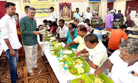 வல்லக்கோட்டை  முருகன்  கோயிலில்  நடைபெற்ற  பொது  விருந்தில்  பங்கேற்றோா்.